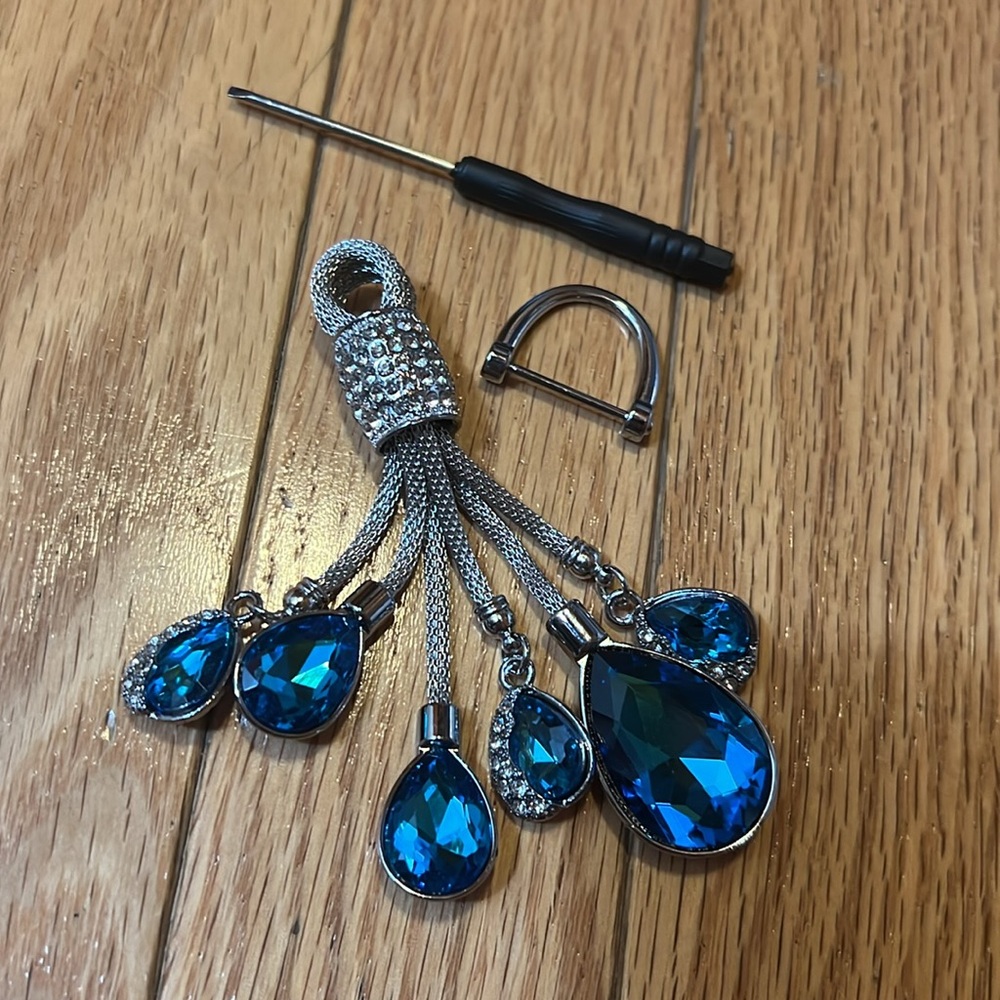 NEW💙🩶 elegant keychain - Picture 14 of 14
